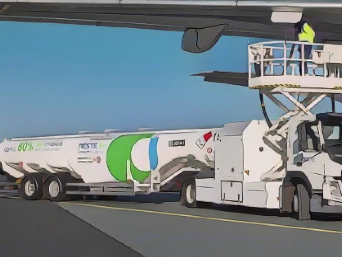 Ein Tankwagen am Flughafen Helsinki nutzt SAF-Kraftstoff des finnischen Unternehmens Neste für ein Flugzeug.