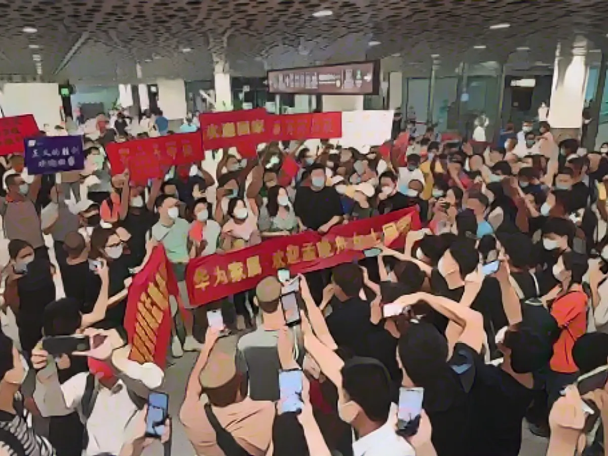Am 25. September hielten Menschenmengen am Shenzhen Bao'an International Airport Transparente und Plakate mit der Aufschrift „Willkommen, Meng Wanzhou Home“ hoch, während sie auf Huawei-Managerin Meng Wanzhou warteten.
