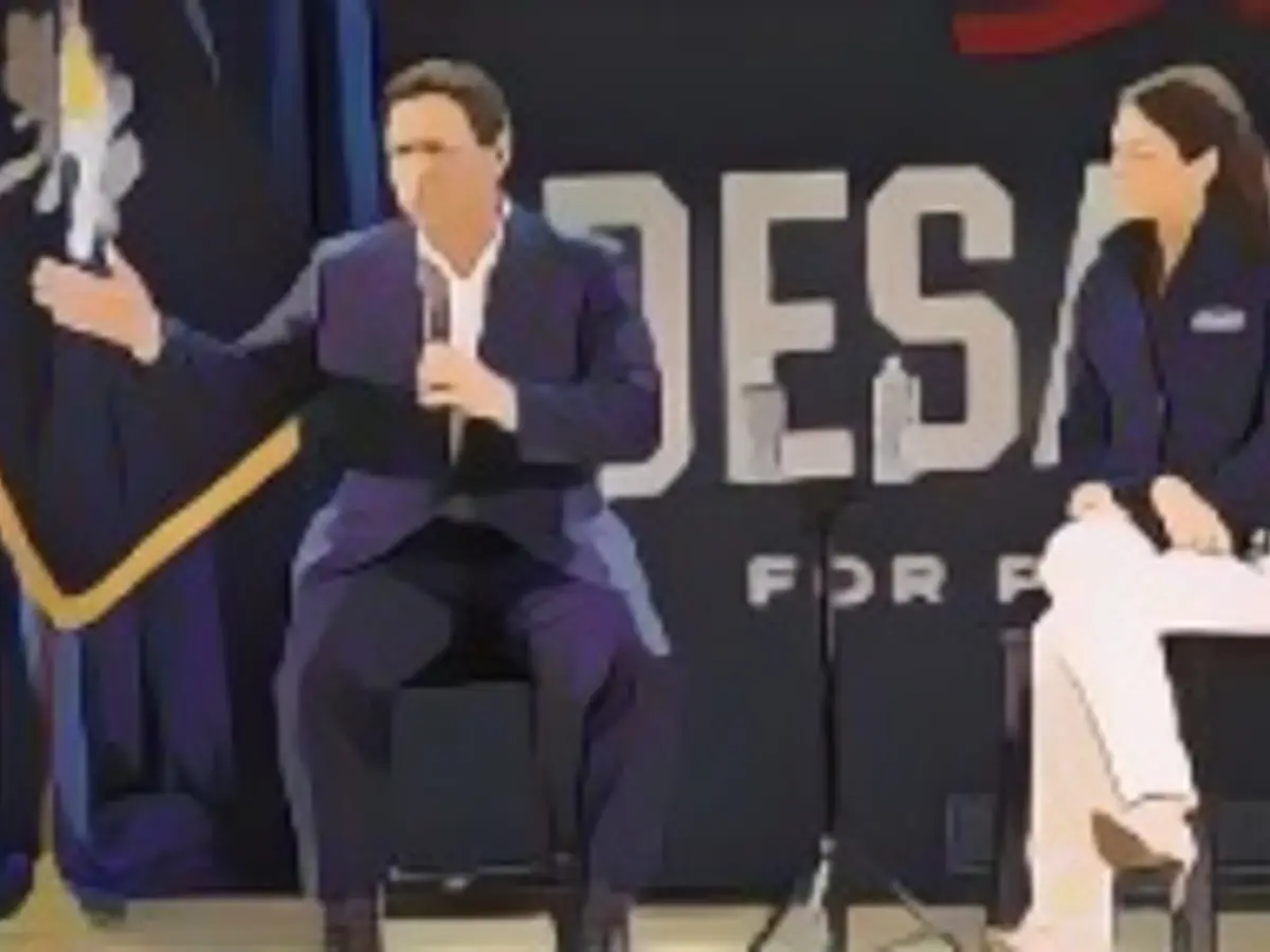 El gobernador de Florida Ron DeSantis, a la izquierda, habla durante un acto de su campaña presidencial republicana mientras su esposa Casey DeSantis observa, el 1 de diciembre de 2023, en Prosperty, Carolina del Sur.