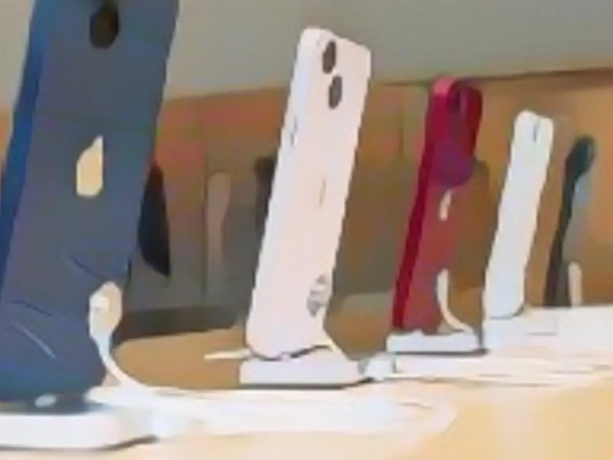 Omotesando, Tokio, Japan – 27.09.2021: iPhone 13-Smartphone in einem Apple Store in Omotesando, Tokio ausgestellt Omotesando, Tokio, Japan – 27.09.2021: iPhone 13-Smartphones werden in einem Apple Store in Omotesando, Tokio, ausgestellt. (Foto: Stanislav Kogiku/SOPA Images/LightRocket über Getty Images)