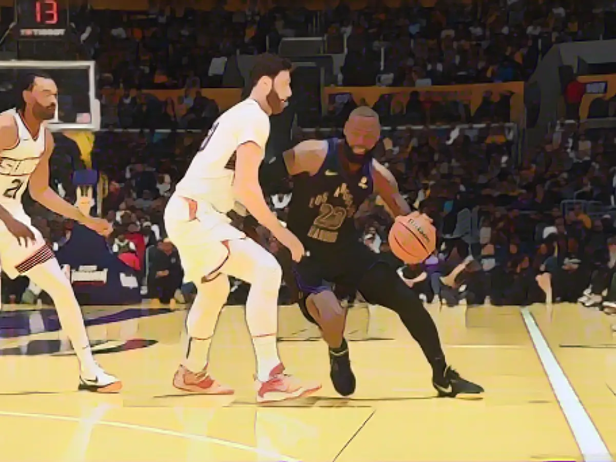 James regatea el balón durante el partido contra los Suns.