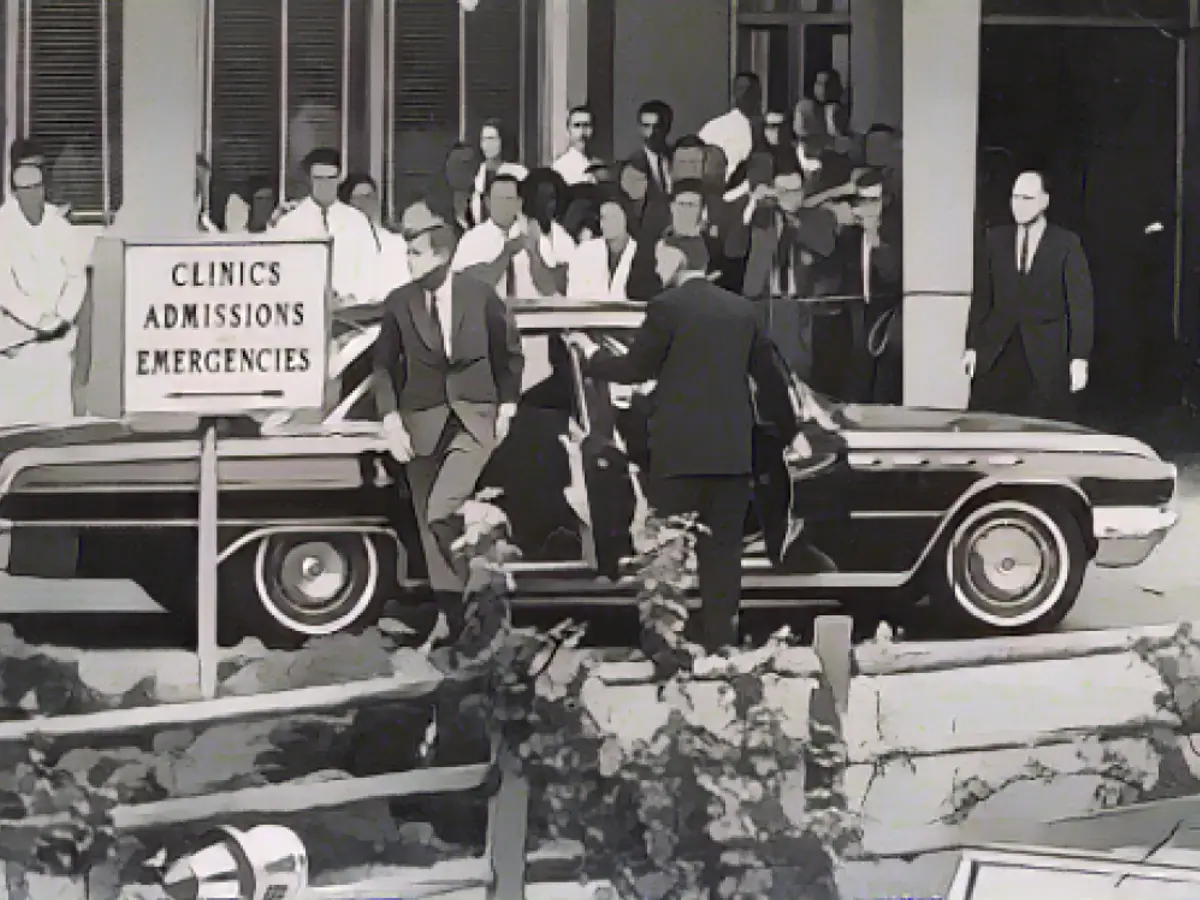 El presidente John F. Kennedy llega al Hospital Infantil de Boston el 8 de agosto de 1963.