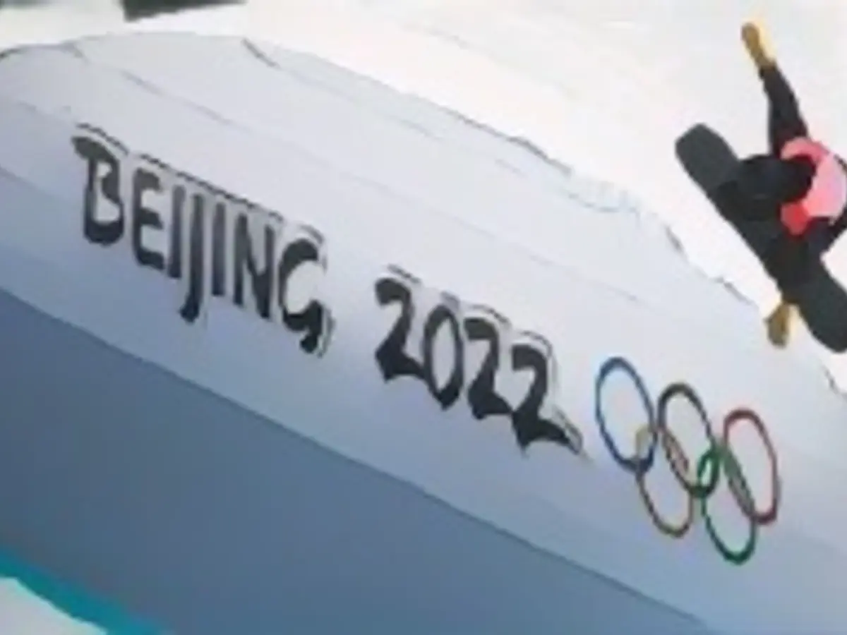 ZHANGJIAKOU, CHINA – 3. FEBRUAR: Su Yiming vom chinesischen Team nimmt am 3. Februar 2022 am Snowboard-Slopestyle-Training vor den Olympischen Winterspielen 2022 in Peking im Yunding Ski Park in Zhangjiakou, Provinz Hebei, China, teil. (Foto: Lu Lin/CHINASPORTS/VCG über Getty Images)