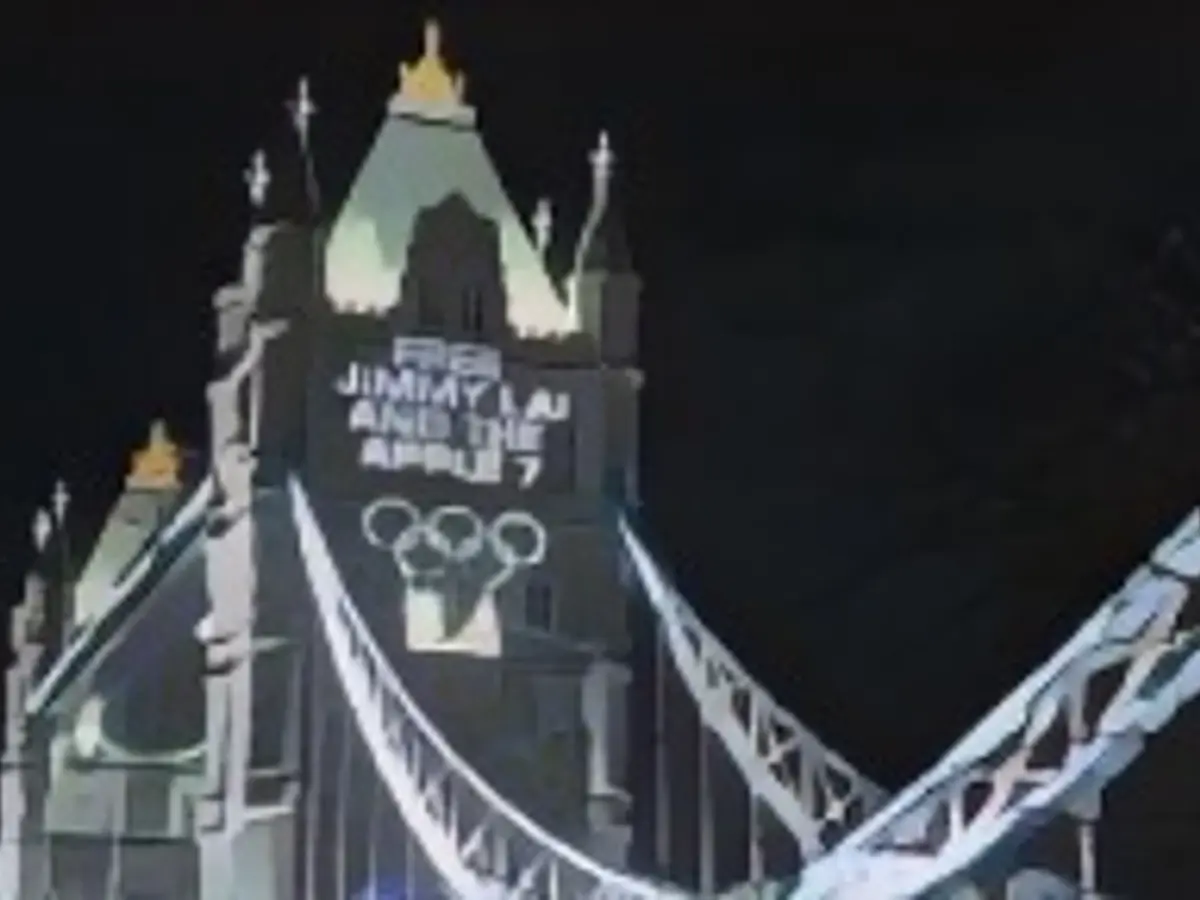 Das „Hong Kong Freedom Committee“ veröffentlichte eine Botschaft auf der Tower Bridge in London.