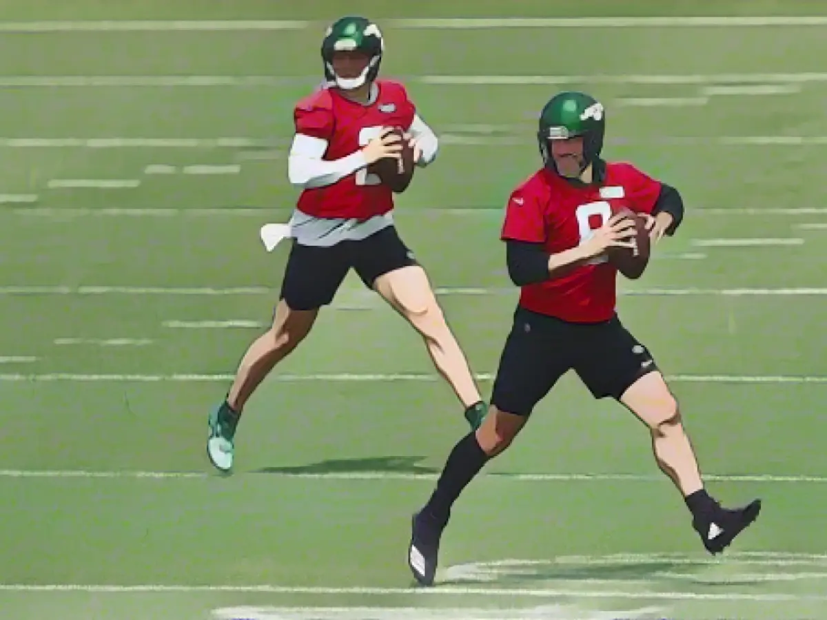 Rodgers (derecha) y Wilson (izquierda) participan en ejercicios durante el entrenamiento.