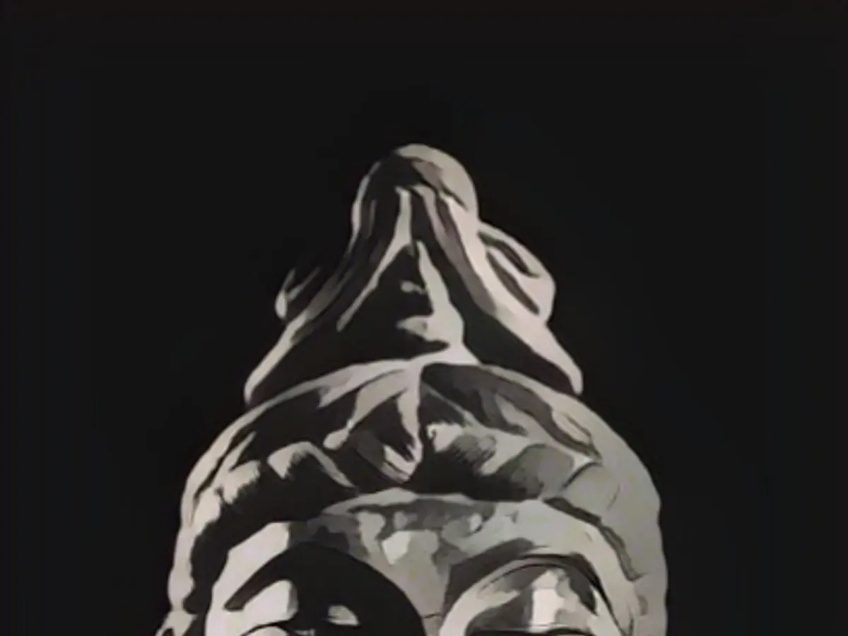 Ein trocken lackierter Kopf eines Guanyin-Bodhisattvas aus der Tang-Dynastie, geschätzt auf 2.319.480 bis 3.221.500 US-Dollar (18.000.000 bis 25.000.000 HK-Dollar). Mit seinen schlanken, gewölbten Augen und den Schlupflidern wirkt dieser seltene lackierte Kopf empfindsam.