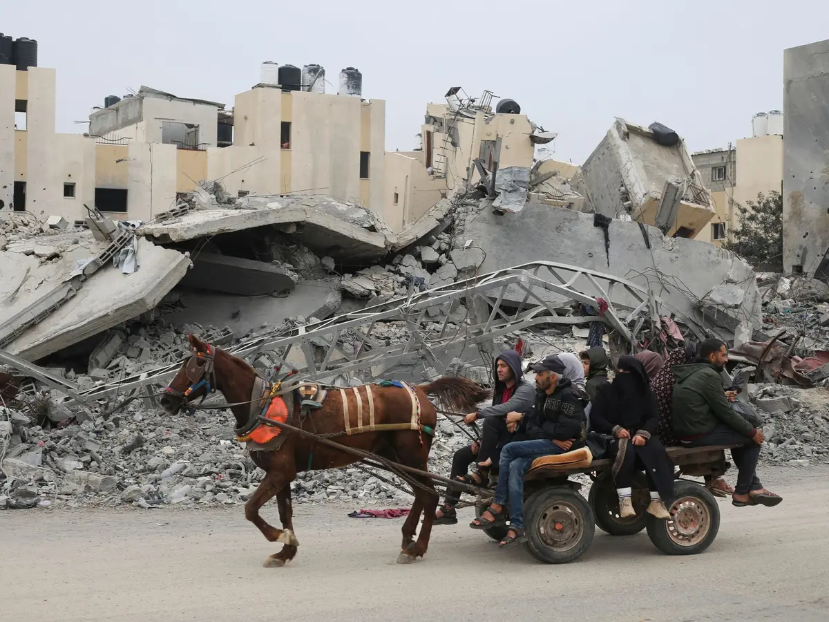 Палестинцы, спасающиеся от израильского наземного наступления, прибывают в Рафах в секторе Газа. Страдания мирных жителей во время войны огромны.
