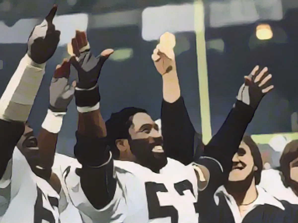 Oakland-Linebacker Rod Martin (Nr. 53) hatte drei Interceptions, als die Raiders 1981 die Philadelphia Eagles besiegten.