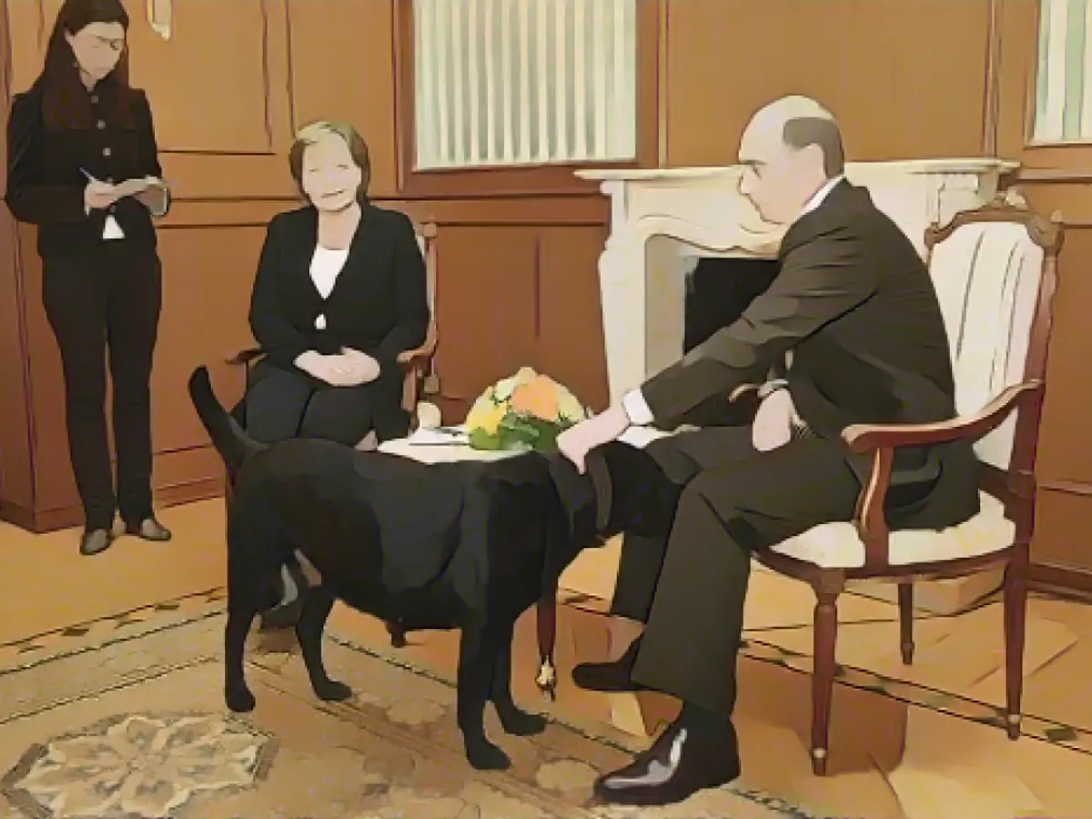 Der russische Präsident Wladimir Putin streichelte seinen Hund während einer Pressekonferenz 2007 mit der deutschen Bundeskanzlerin Angela Merkel in Sotschi.