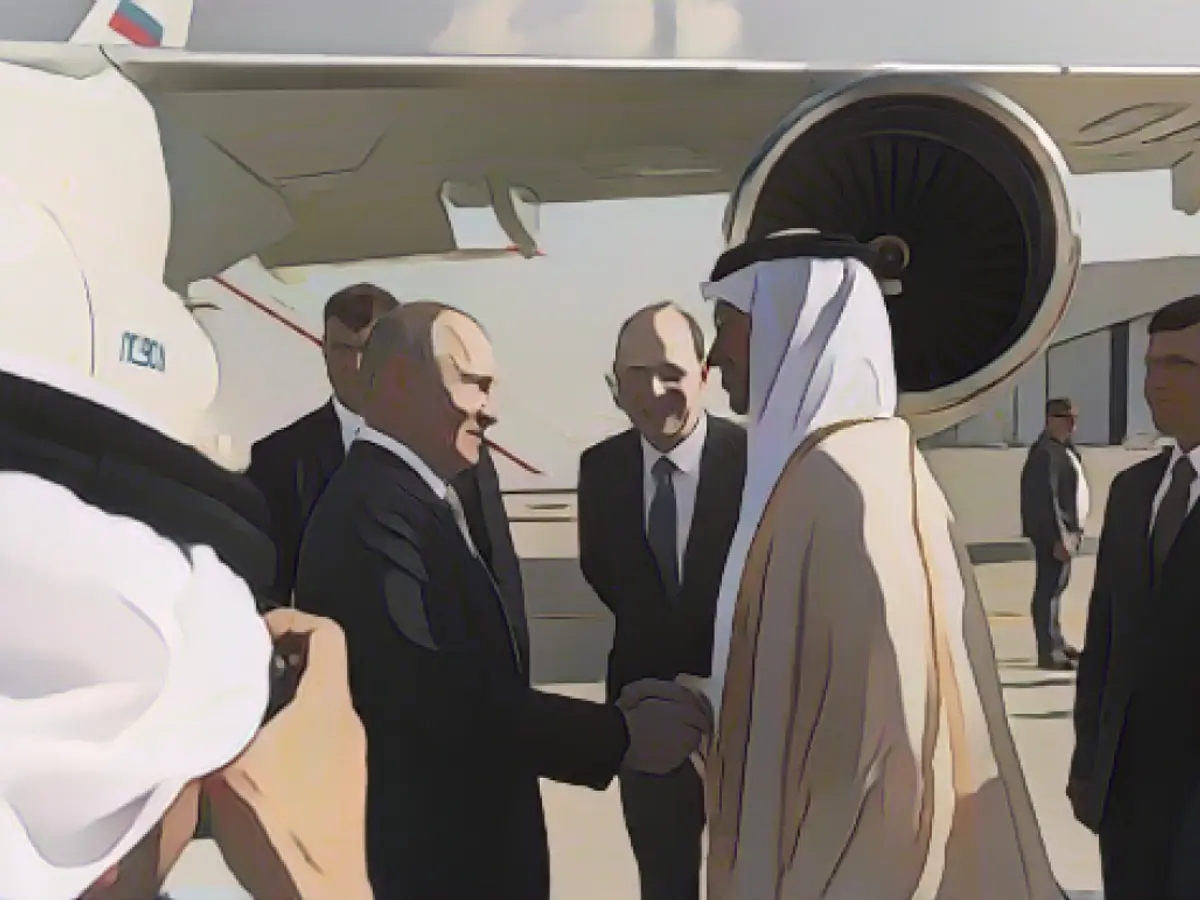 Путин пожимает руку министру иностранных дел ОАЭ шейху Абдулле бин Зайеду в аэропорту Абу-Даби, 6 декабря 2023 года.