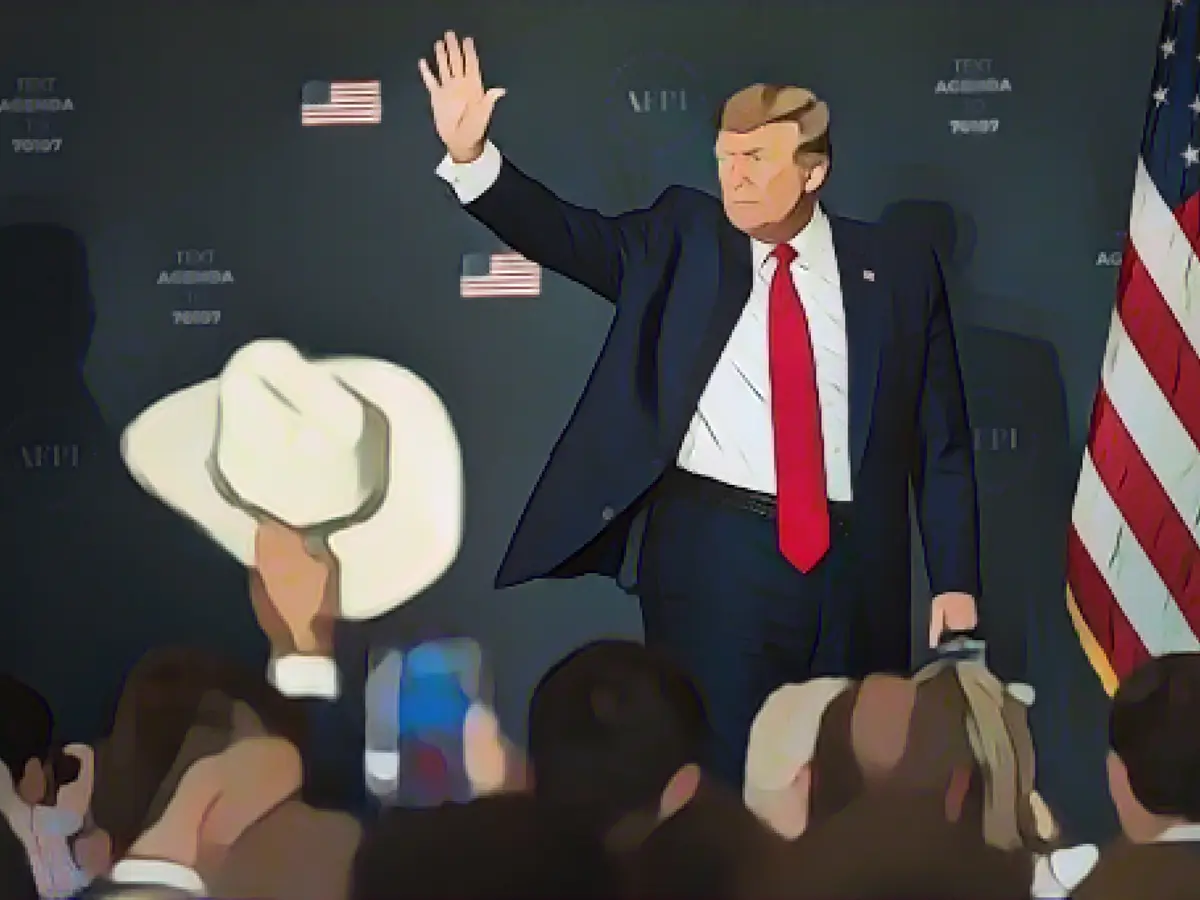 En esta foto de julio de 2022, Trump saluda a una multitud que asiste a la cumbre America First Agenda en el hotel Marriott Marquis de Washington, DC.