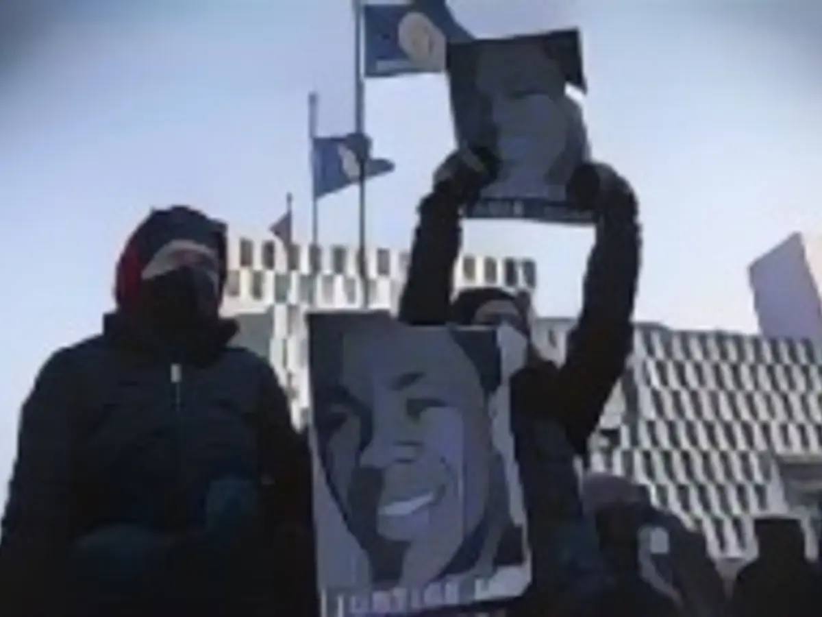 Demonstranten halten ein Foto von Amir Locke während einer Kundgebung hoch, um gegen seine Ermordung vor dem Hennepin County Government Center am 5. Februar 2022 in Minneapolis, Minnesota, zu protestieren.