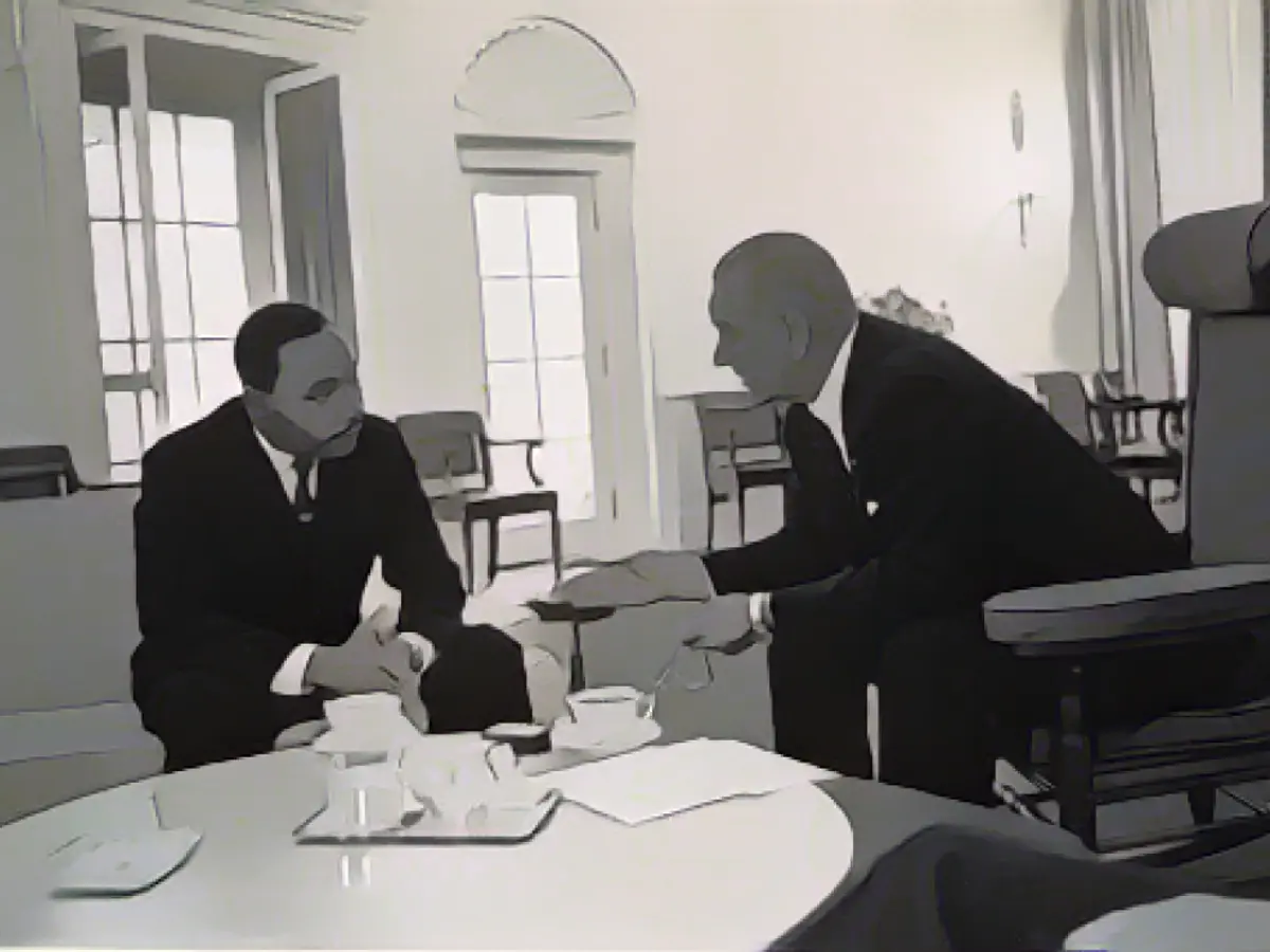 Martin Luther King Jr. (links) spricht am 3. Dezember 1963 im Oval Office mit Präsident Lyndon B. Johnson.