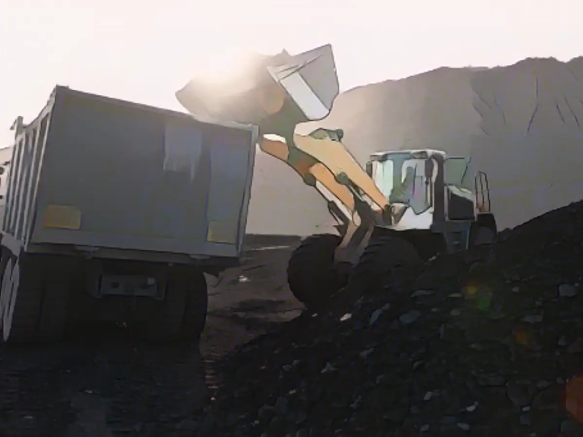 Un încărcător umple un camion basculant la mina de cărbune, operată de South Eastern Coalfields, în Chhattisgarh.