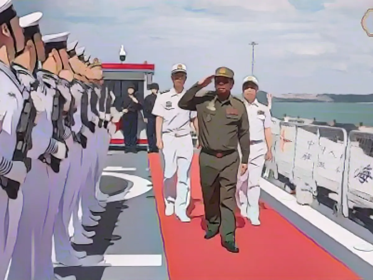 Бывший министр обороны Камбоджи Теа Бань рассматривает китайских морских офицеров на борту китайского корвета на военно-морской базе Реам.