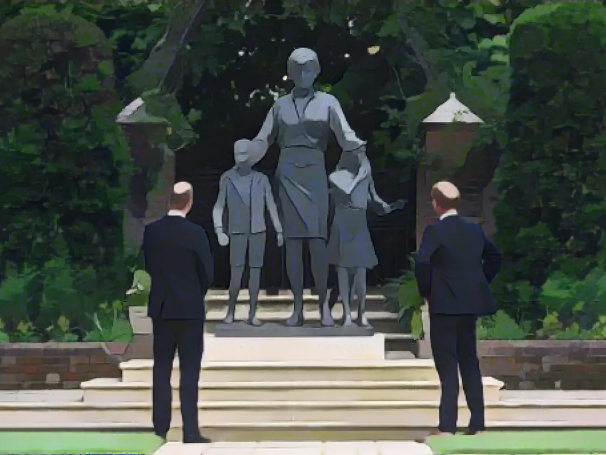 Prinz William, Herzog von Cambridge (links) und Prinz Harry, Herzog von Sussex, enthüllen am 1. Juli im Sunken Garden des Kensington Palace in London eine Statue ihrer Mutter, Prinzessin Diana.