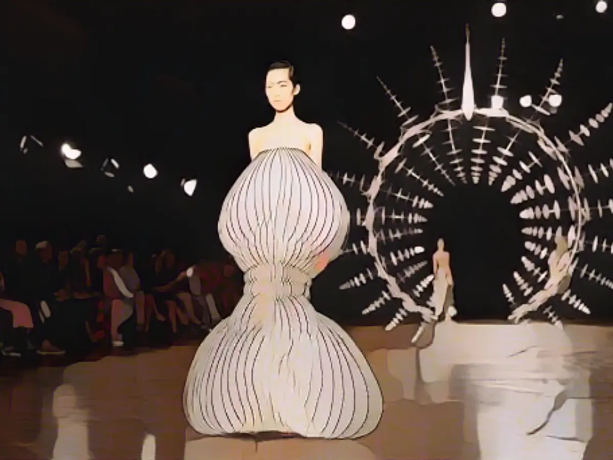 Ein Blick auf die Couture-Show von Iris Van Herpen in Paris im Juli 2019.