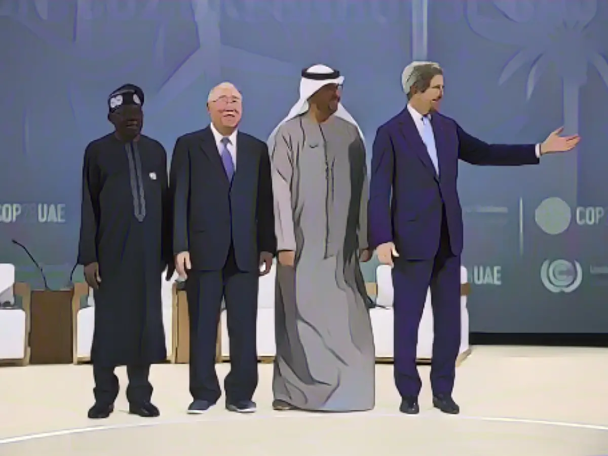 De la stânga la dreapta, Bola Tinubu, președintele Nigeriei, Xie Zhenhua, trimisul special al Chinei pentru schimbările climatice, Sultan Al Jaber, președintele COP28, și John Kerry, trimisul prezidențial special al SUA pentru climă, sâmbătă, la summitul privind clima de la Expo City din Dubai.
