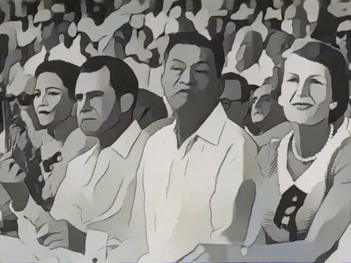 Von links: Die philippinische First Lady Luz Magsaysay; der US-Vizepräsident Richard Nixon; der philippinische Präsident Ramon Magsaysay und die US-Second Lady Pat Nixon nehmen 1956 an der Feier zum 4. Juli in Manila teil; Richard Nixon und Ramon Magsaysay trugen beide Barong-Anzüge.