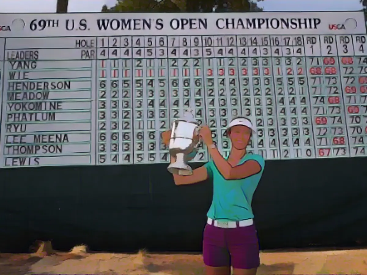 Michelle Wie feiert, dass sie die Trophäe in der Hand hält, nachdem sie die Endrunde der 69. U.S. Open Women's 2014 gewonnen hat.