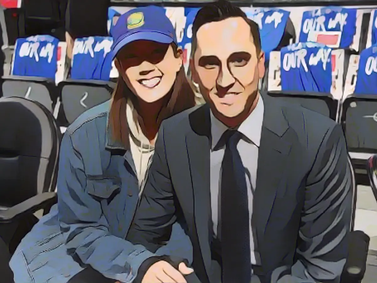 Michelle Wie und Jonny West schauen sich Spiel 6 der ersten Runde 2019 zwischen den Golden State Warriors und den Los Angeles Clippers an.