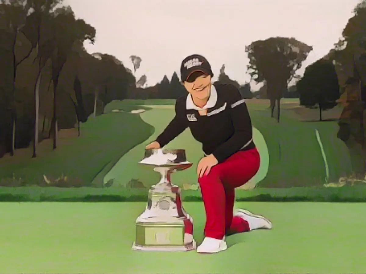 Kim posiert mit der Trophäe, nachdem sie die PGA-Meisterschaft der Frauen 2020 gewonnen hat.