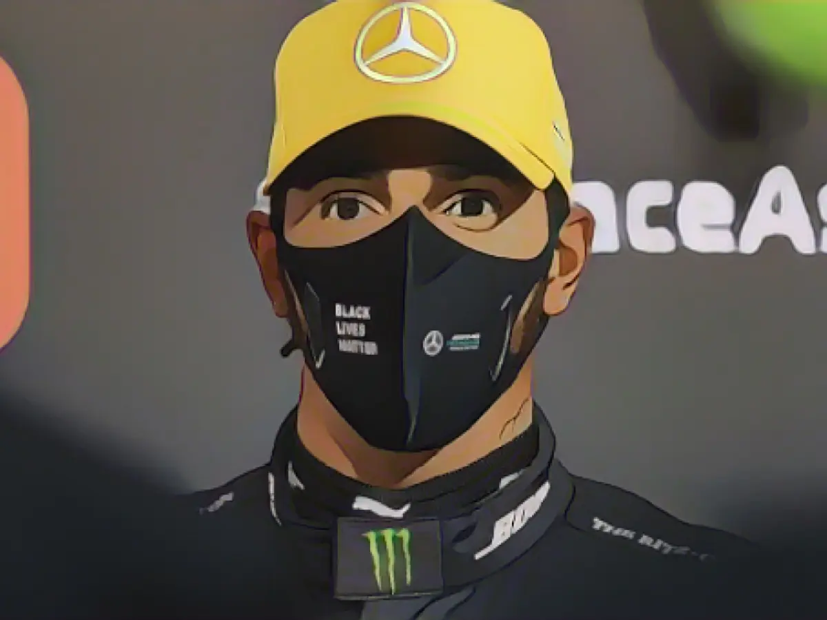 Lewis Hamilton schaut nach dem Qualifying beim Großen Preis von Abu Dhabi zu.