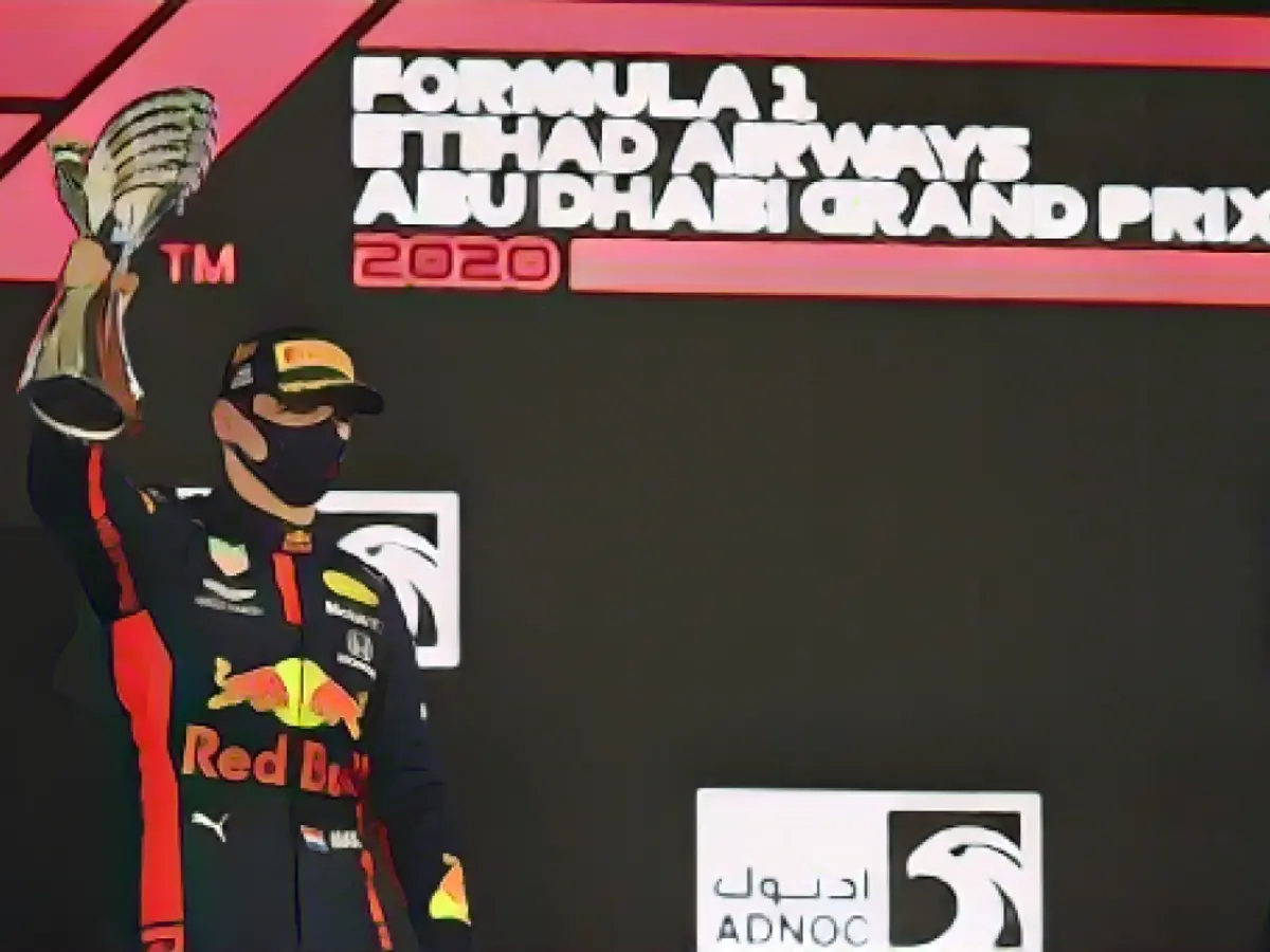 Verstappen stand mit der Trophäe auf dem Podium.