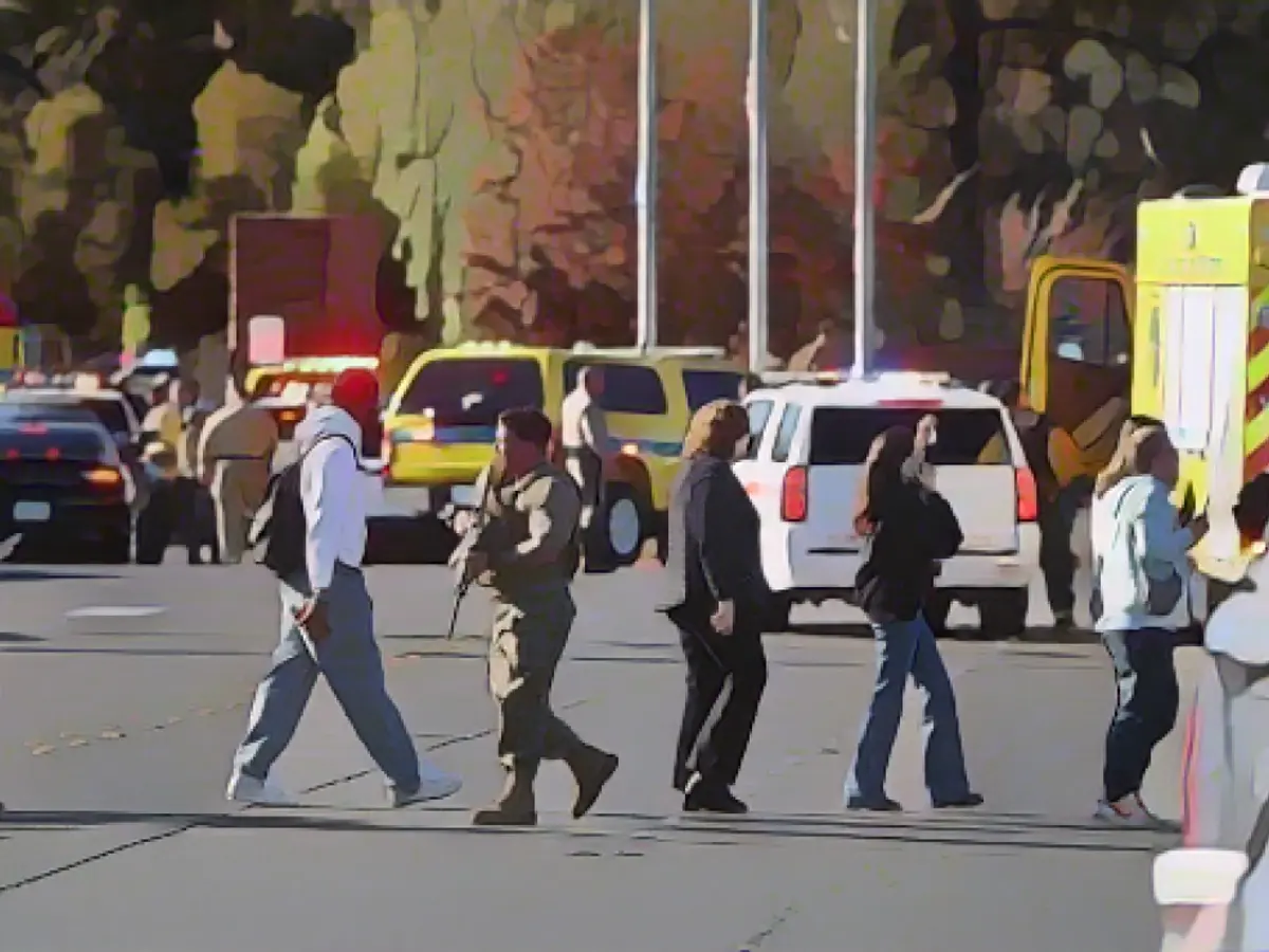 Полиция эвакуирует студентов после стрельбы в Университете Невады, Лас-Вегас, в среду.