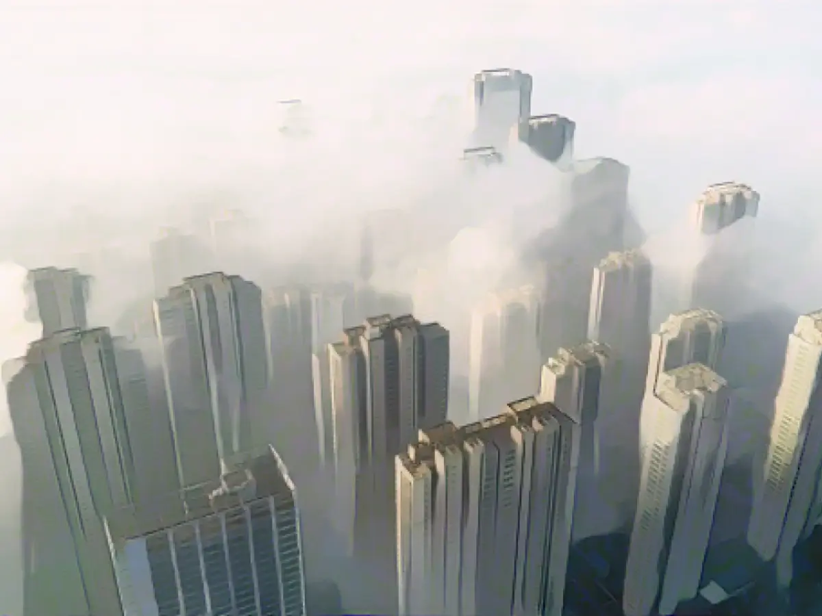 Esta foto aérea tomada el 27 de noviembre de 2023 muestra niebla sobre edificios residenciales en Wuhan, en la provincia central china de Hubei.