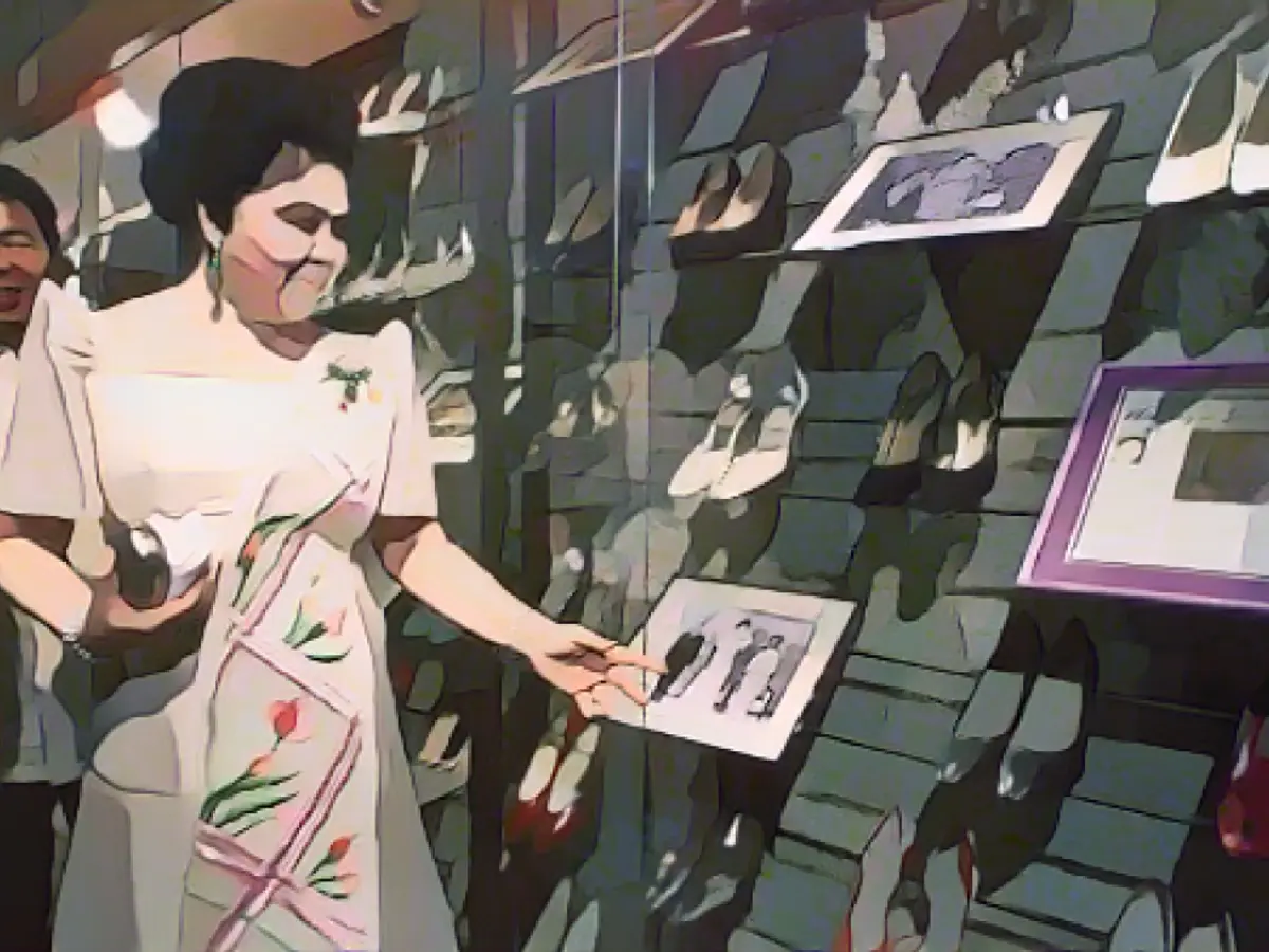 Imelda Marcos bewundert ihre alten Schuhe während der Eröffnung eines Schuhmuseums in Manila im Jahr 2001.