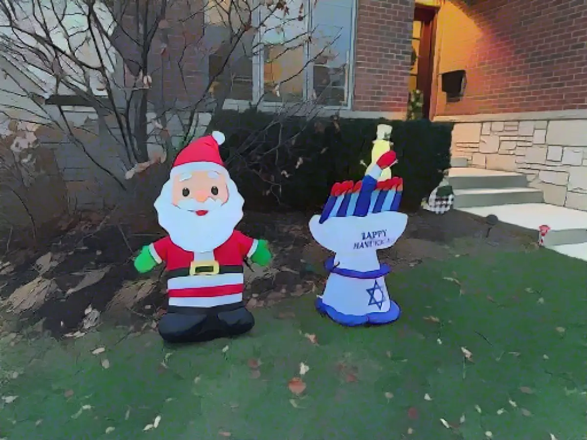 Рождественские и ханукальные украшения во дворе дома Скотта Говарда в окрестностях Чикаго.