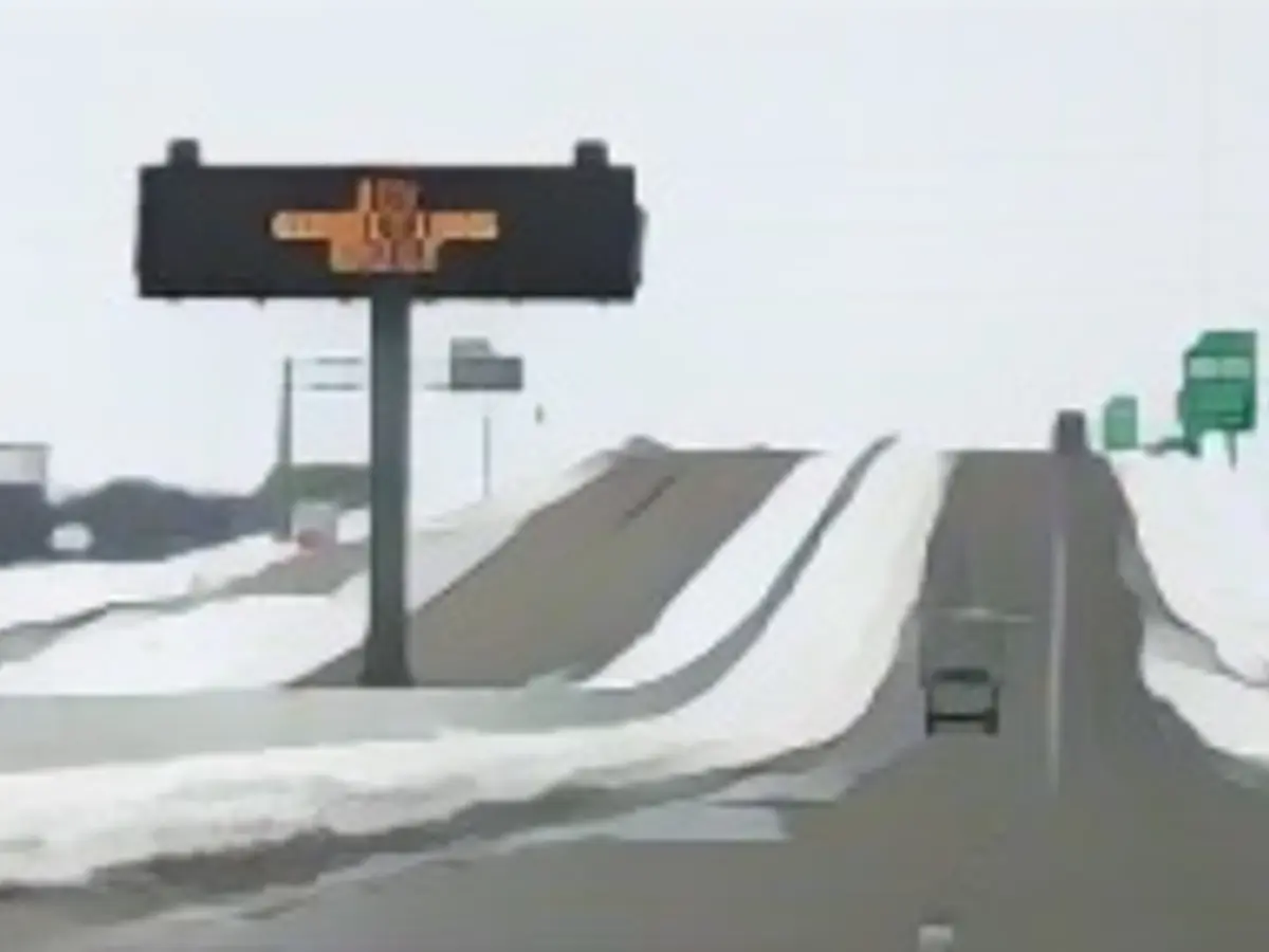 Am 18. Februar 2021 ist auf der Interstate 35 in Killeen, Texas, ein Eiswarnschild zu sehen.