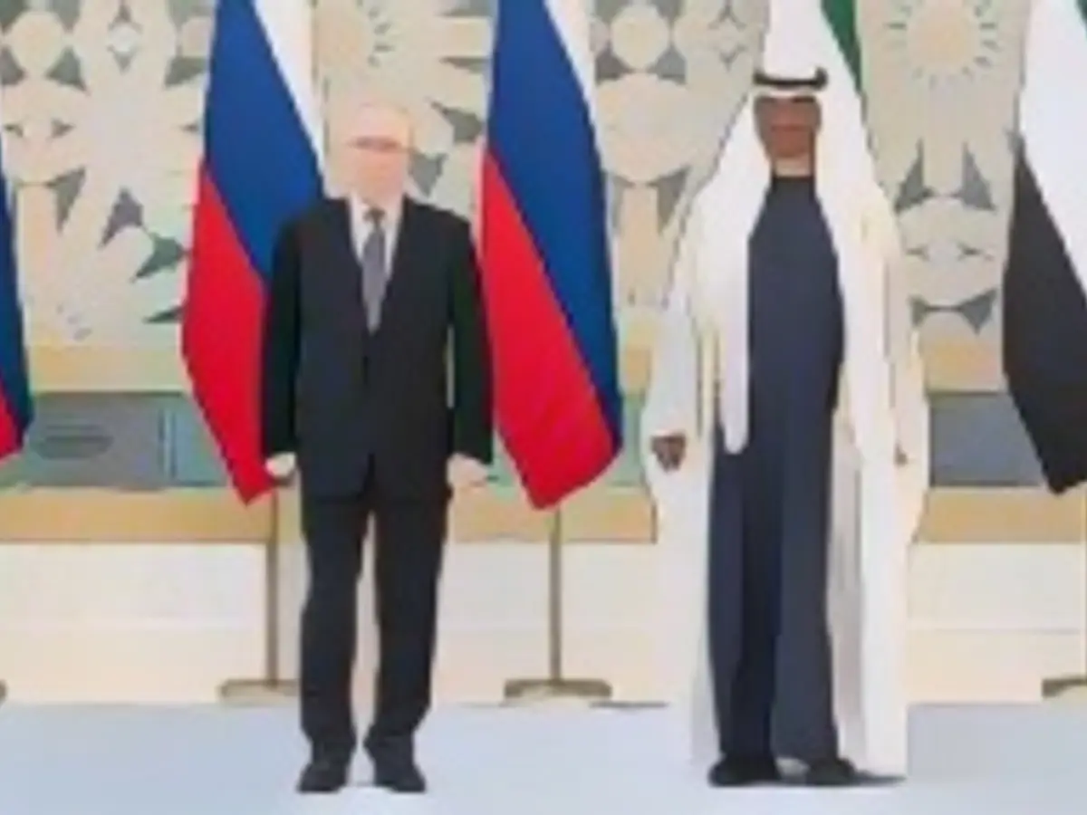 Șeicul Mohamed bin Zayed Al Nahyan, președintele Emiratelor Arabe Unite, și Vladimir Putin, președintele Rusiei, stau pentru o fotografie în timpul unei recepții în cadrul unei vizite de stat, la Qasr Al Watan, Abu Dhabi, Emiratele Arabe Unite, 6 decembrie 2023. Abdulla Al Bedwawi/Curtea prezidențială a Emiratelor Arabe Unite/Handout via REUTERS ACEASTĂ IMAGINE A FOST FURNIZATĂ DE O TERȚĂ PARTE