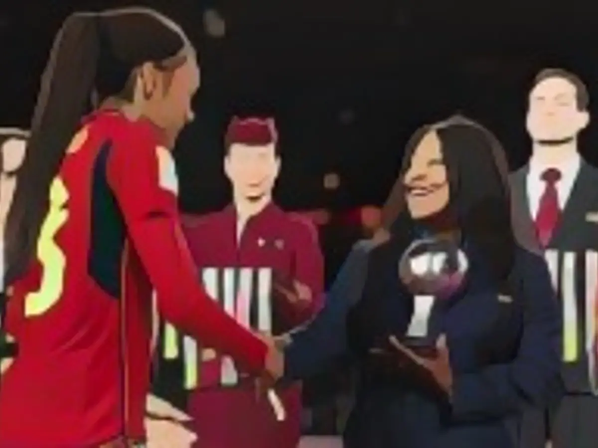 SYDNEY, AUSTRÁLIA - 20 DE AGOSTO: Fatma Samoura, Secretária-Geral da FIFA, cumprimenta Salma Paralluelo, da Espanha, durante a cerimónia de entrega de prémios após a final da Taça do Mundo Feminina da FIFA Austrália e Nova Zelândia 2023, entre a Espanha e a Inglaterra, no Stadium Australia, no dia 20 de agosto de 2023, em Sydney / Gadigal, Austrália. (Foto de Alex Pantling - FIFA/FIFA via Getty Images)