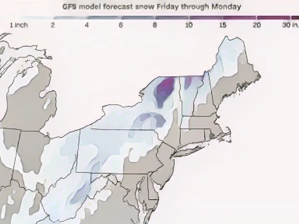 Прогноз накопления снега показан для двух различных моделей погоды. Вместе взятые, эти два прогноза дают хорошее представление о том, сколько снега может выпасть в эти выходные. Сдвиньте, чтобы увидеть каждый прогноз.