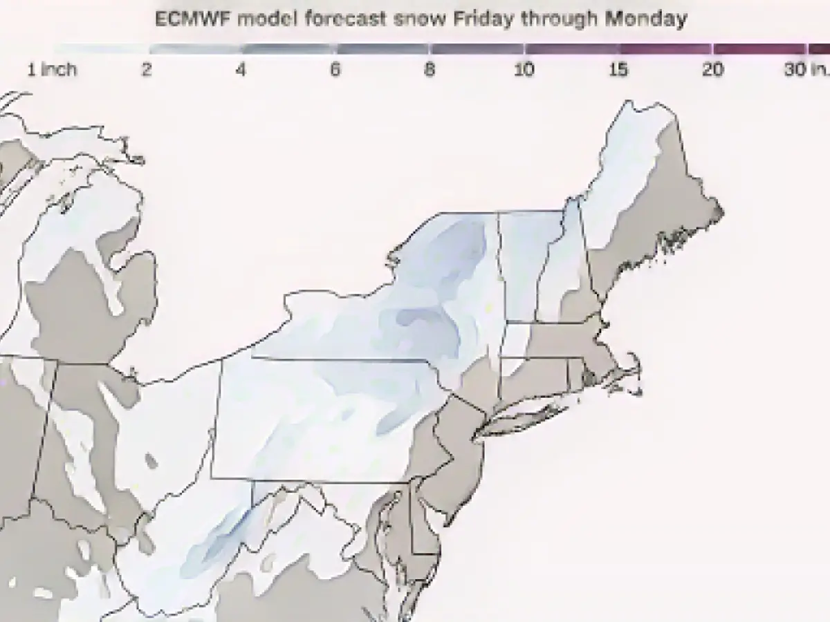 Model tahmini kar birikimi iki farklı hava durumu modeli için gösterilmiştir. Bu iki tahmin birlikte ele alındığında, bu hafta sonu ne kadar kar yağabileceğine dair iyi bir fikir vermektedir. Her bir tahmini görmek için kaydırın.