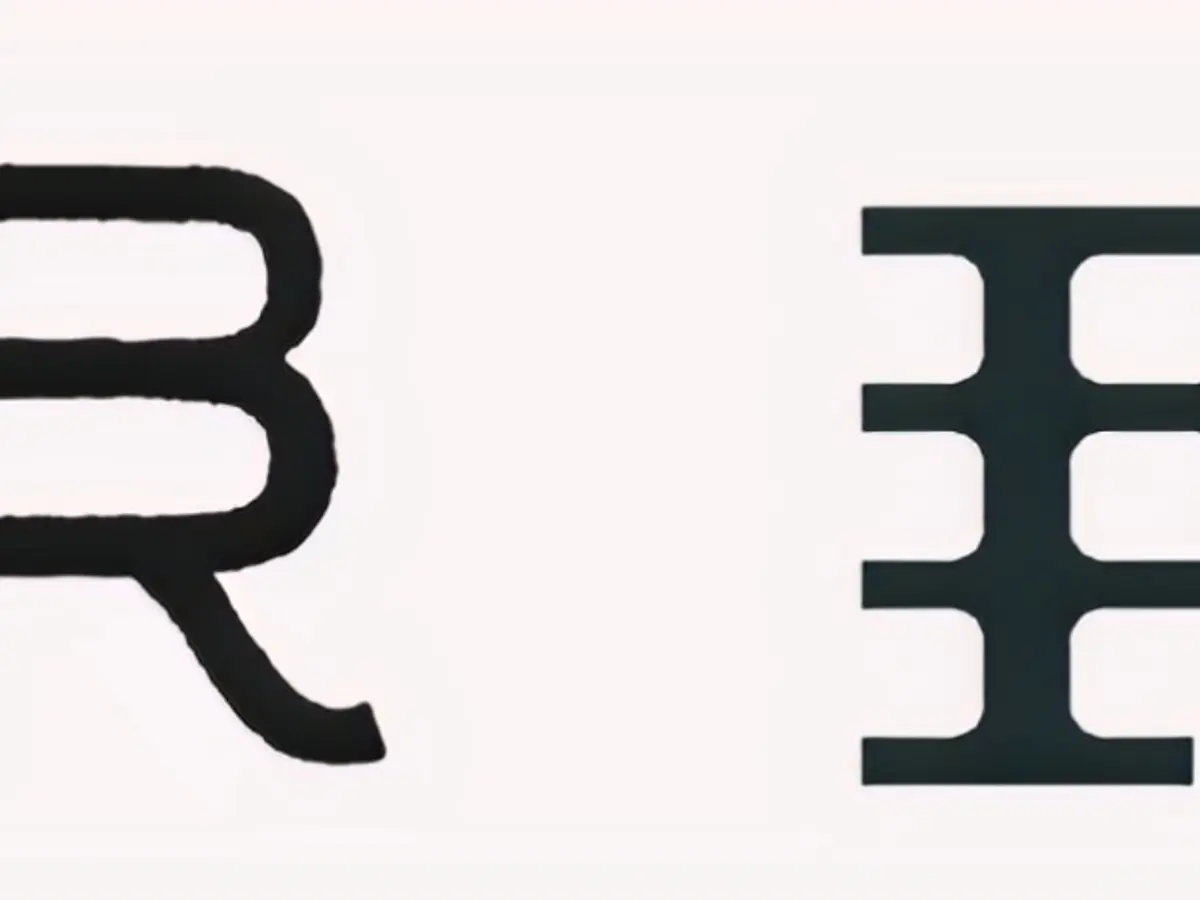 Logo-ul Bosque Ranch, în stânga, și logo-ul Free Reign în dreapta.