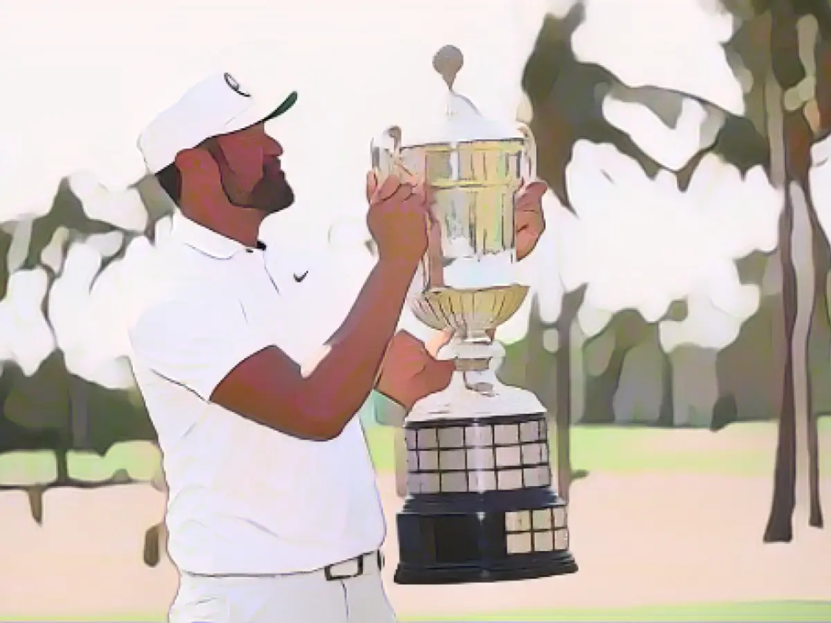 Finau posiert mit der Mexican Open-Trophäe.