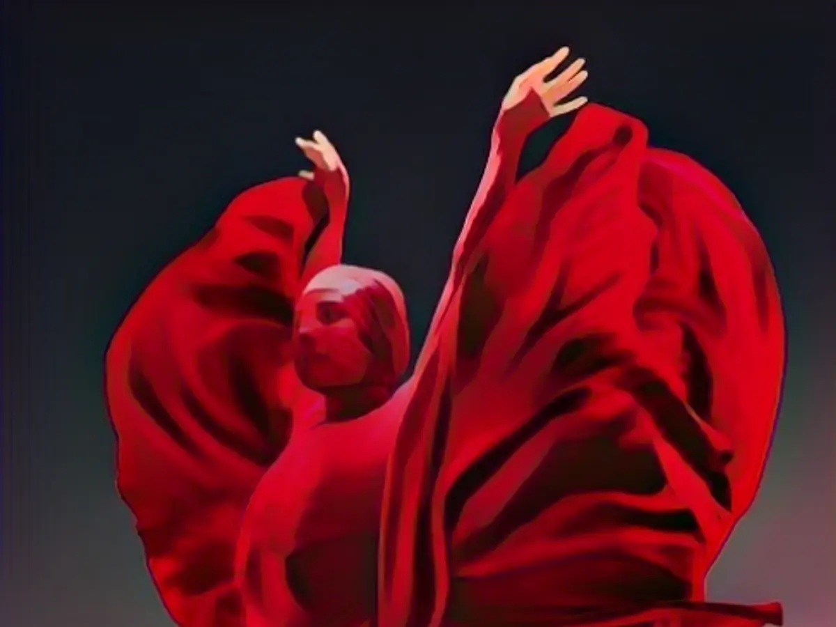 Платье с вуалью от дизайнера Гарета Пью, сфотографированное, чтобы показать драматический эффект его драпировки в движении. Пью работал над тем, чтобы привнести элементы 