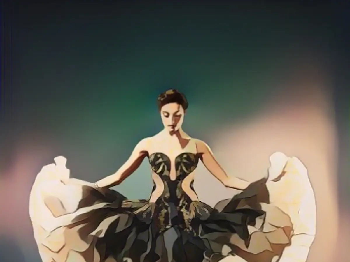 Платье, созданное Сарой Бертон из Alexander McQueen, с пышной цветочной вышивкой и нежной цветовой палитрой омбре.
