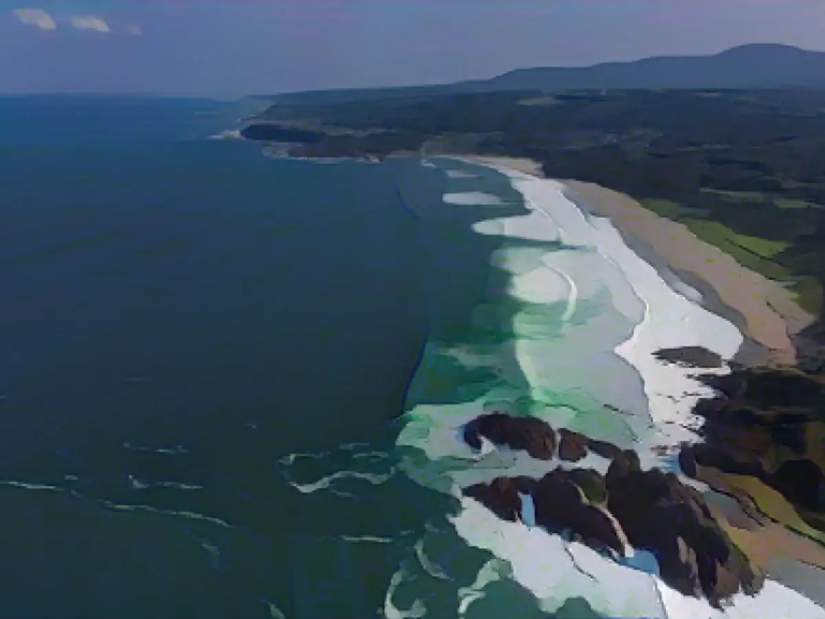 No extremo norte do trilho, Tanesashi Kaigan, em Aomori, é um paraíso para os caminhantes, com troços de trilho relativamente planos que cobrem grandes prados relvados e vistas deslumbrantes sobre o Oceano Pacífico, diz Lewis.