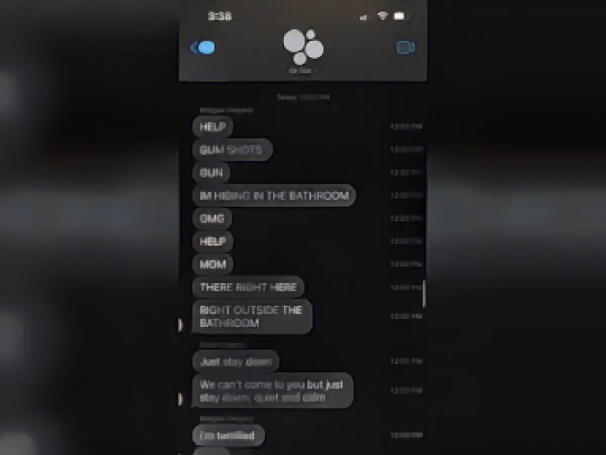 На скриншоте показаны текстовые сообщения между Киганом Грегори и его семьей в день перестрелки.