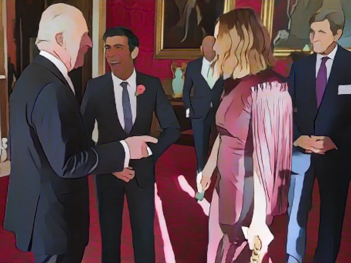 Stella McCartney, geçen yılki BM iklim değişikliği zirvesi öncesinde Buckingham Sarayı'nda düzenlenen bir resepsiyon sırasında (soldan sağa) Kral Charles III, İngiltere Başbakanı Rishi Sunak ve ABD İklim Özel Temsilcisi John Kerry ile sohbet ederken.