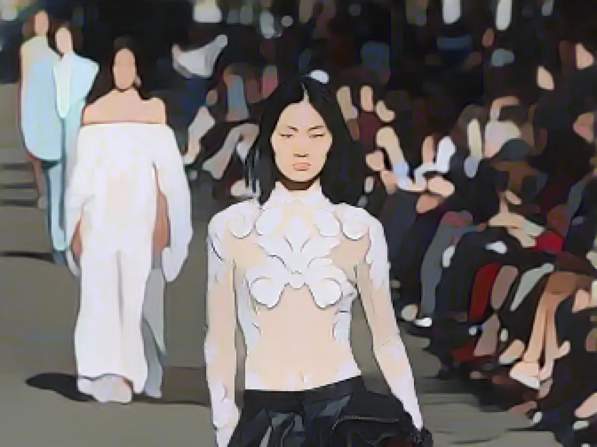 Bir model Paris Moda Haftası'nda Stella McCartney için podyumda yürüyor.
