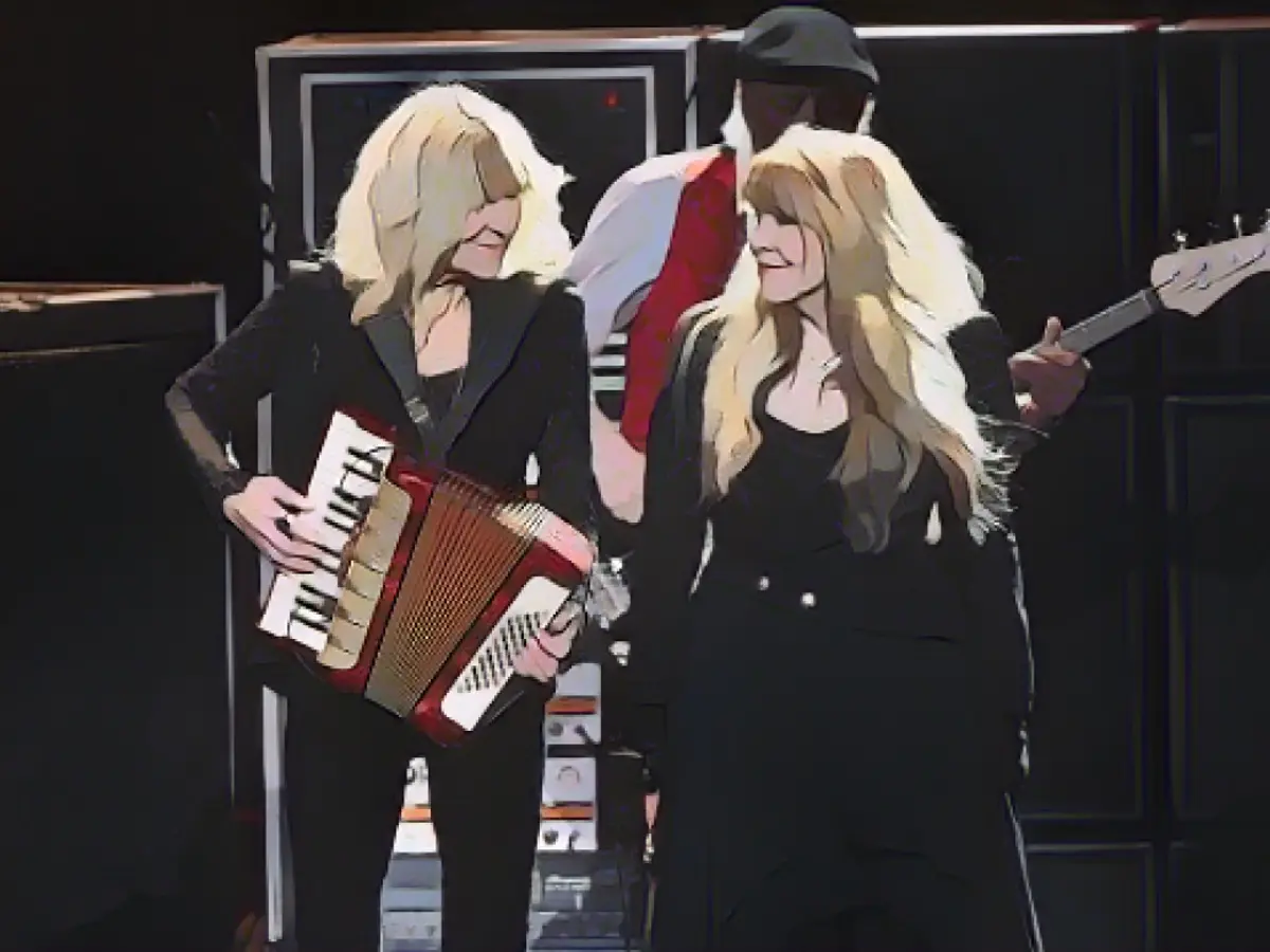 Christine McVie (links) und Stevie Nicks treten 2018 gemeinsam in der Radio City Music Hall auf.