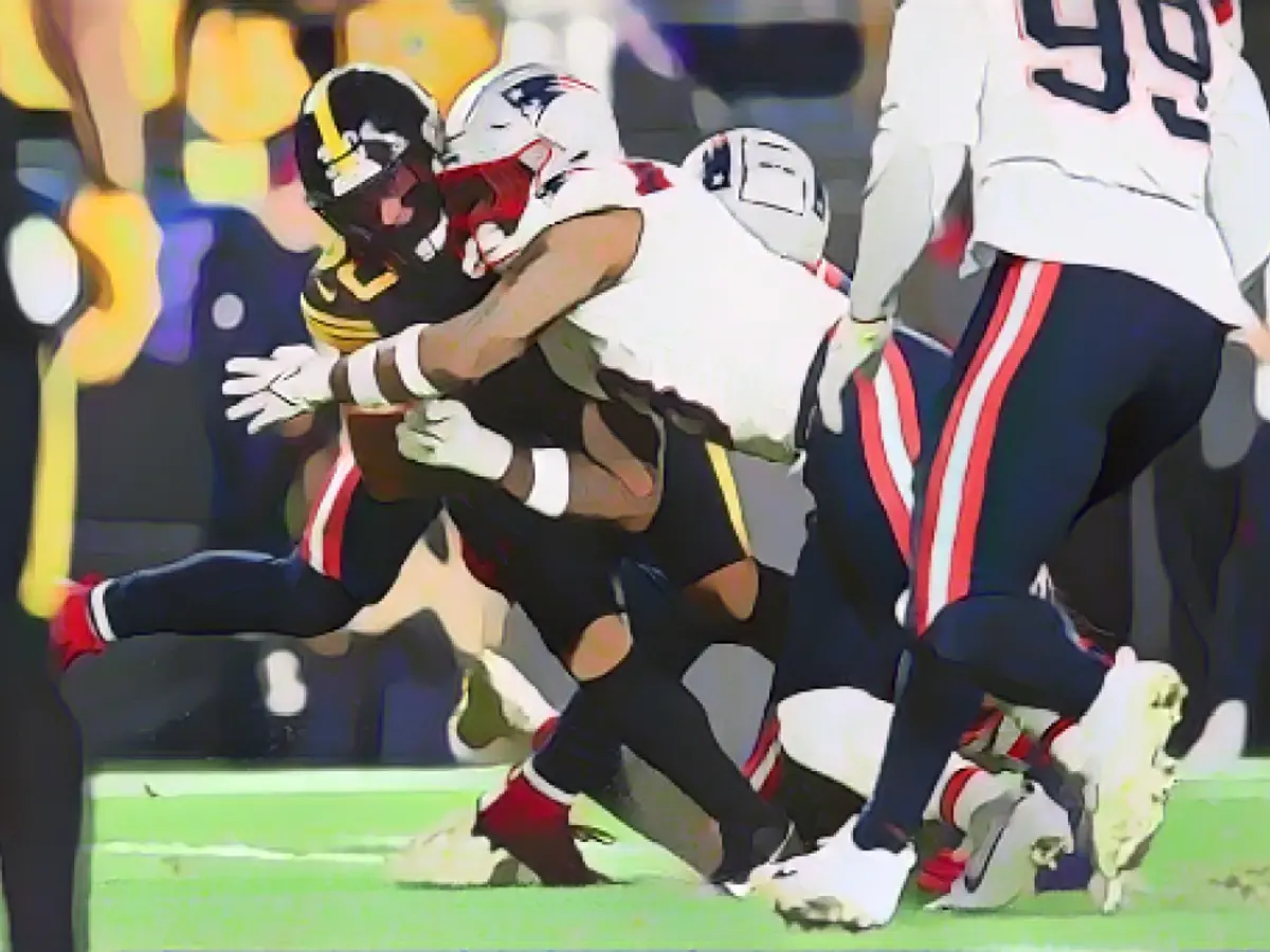 Veteran Mike Wilson and Jalen Mills of the Patriots met Jalen Warren of the Steelers in the fourth quarter.