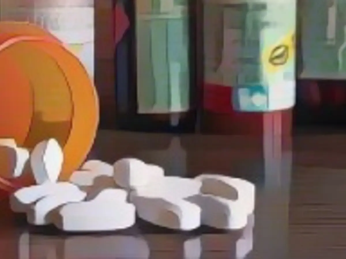 Опиоиды по рецепту с множеством бутылочек с таблетками на заднем плане. Концепции зависимости, опиоидного кризиса, передозировки и покупок врачей