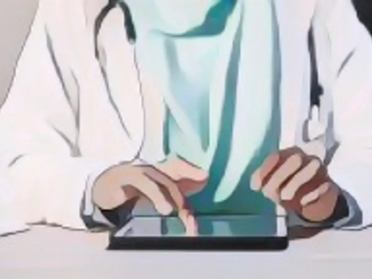 Снимок женщины-врача, использующей свой цифровой планшет - стоковое фото