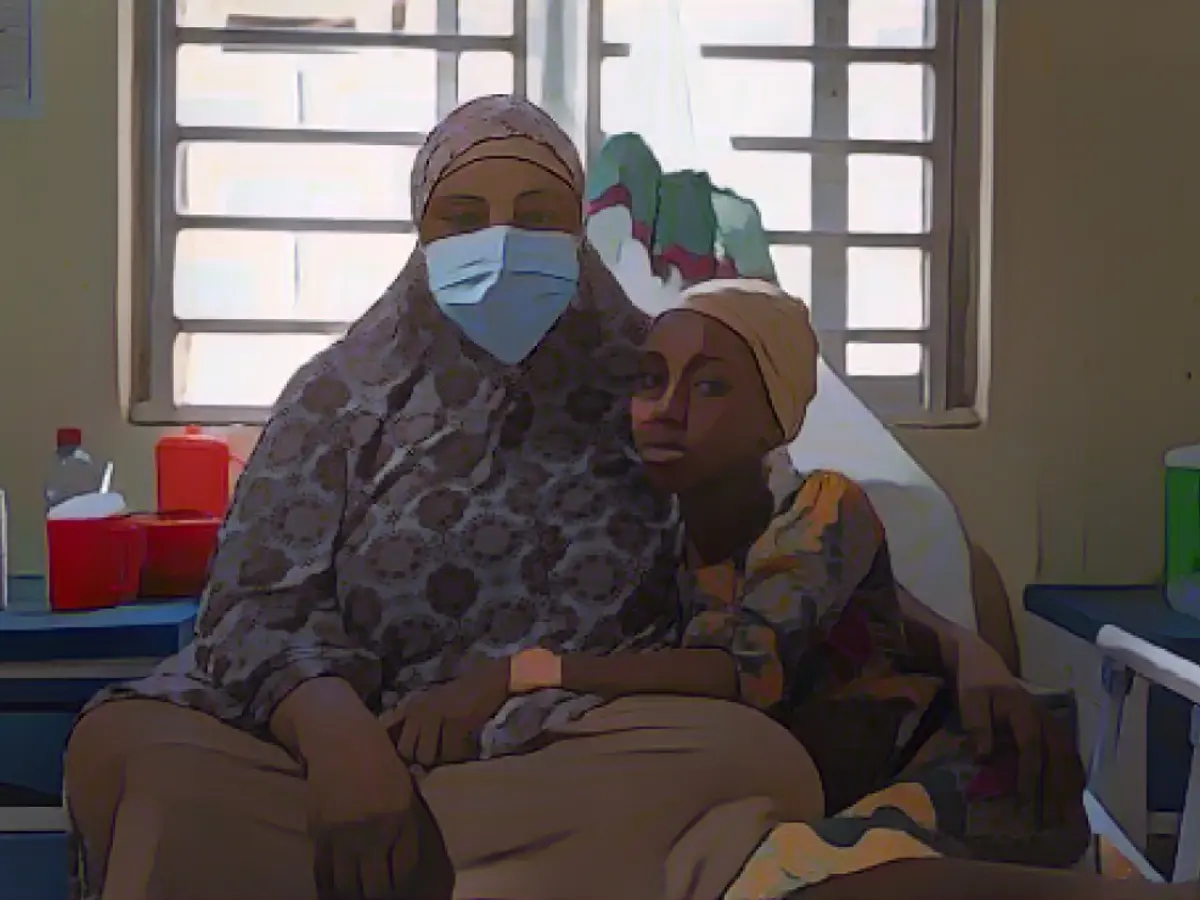 Una madre che si prende cura della figlia da poco guarita dalla difterite